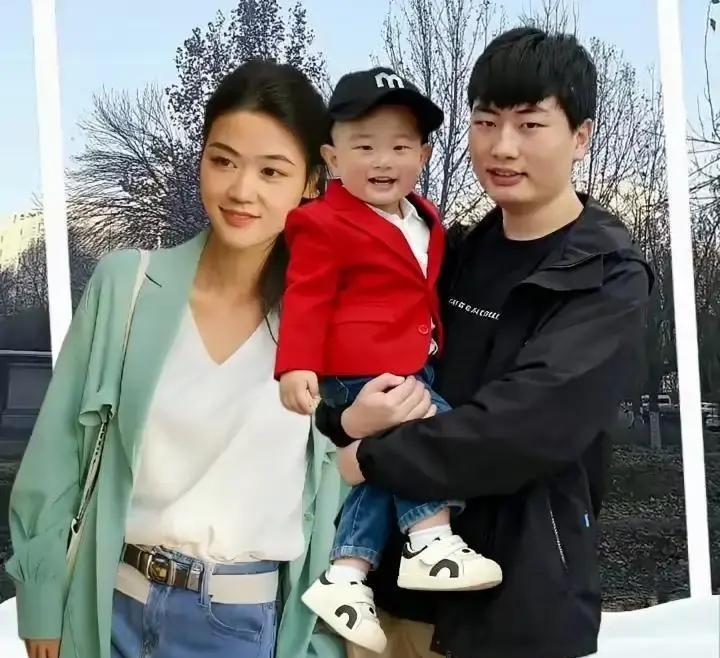 同一个男人，同一个抱孩子的姿势，只是怀里的孩子和身边的女人，全换了。
两年前的照