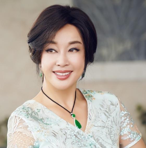 70岁的刘晓庆，四婚四离，蹲过大牢，欠过巨债，如今满头白发还在演戏挣钱，这人生剧