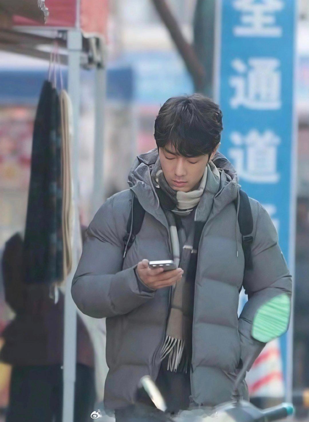 这卷毛造型已经让我完美代入角色了，期待《小城良方》！ 