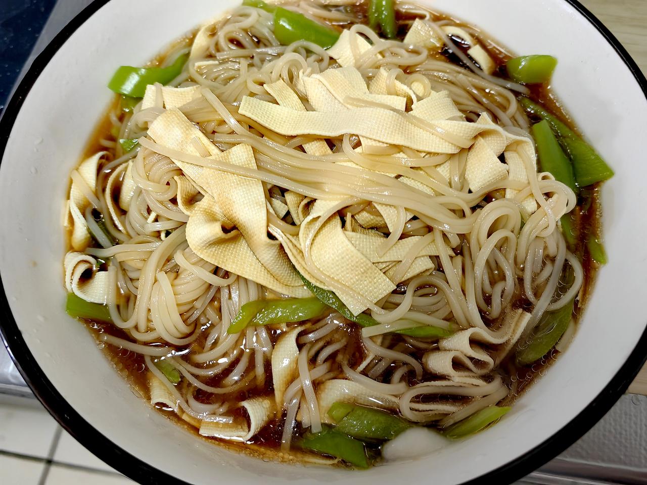 午间，懒得做尖椒豆皮了，与面条同煮，新尝试，新味道。