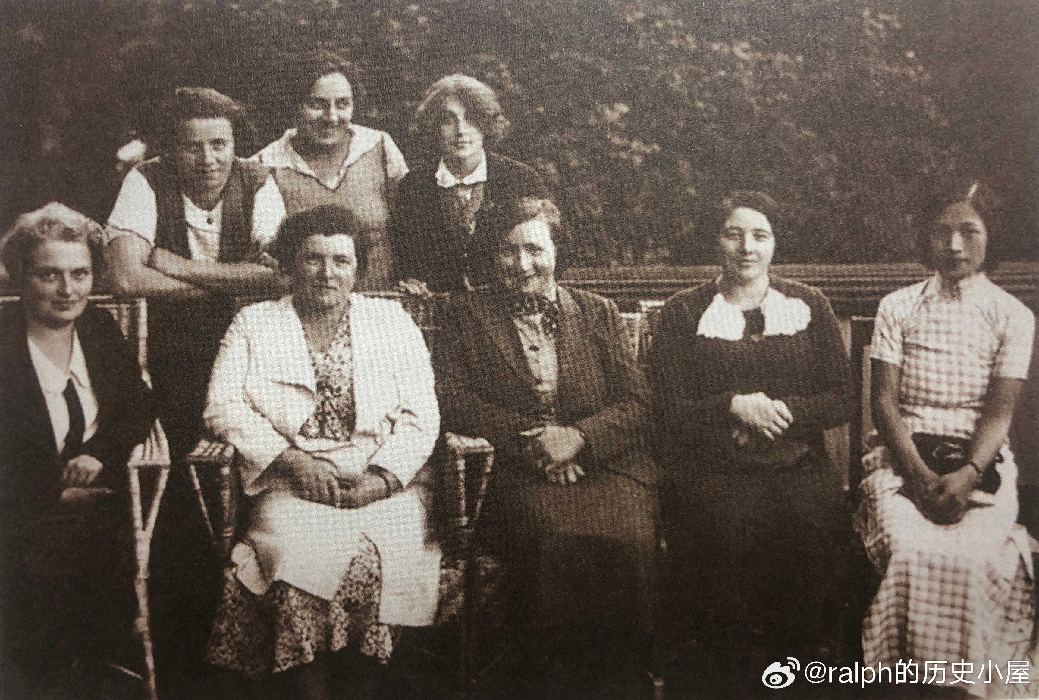 1935年8月共产国际执委书记处成员部分夫人合影，前排右一王明夫人孟庆树历史影像