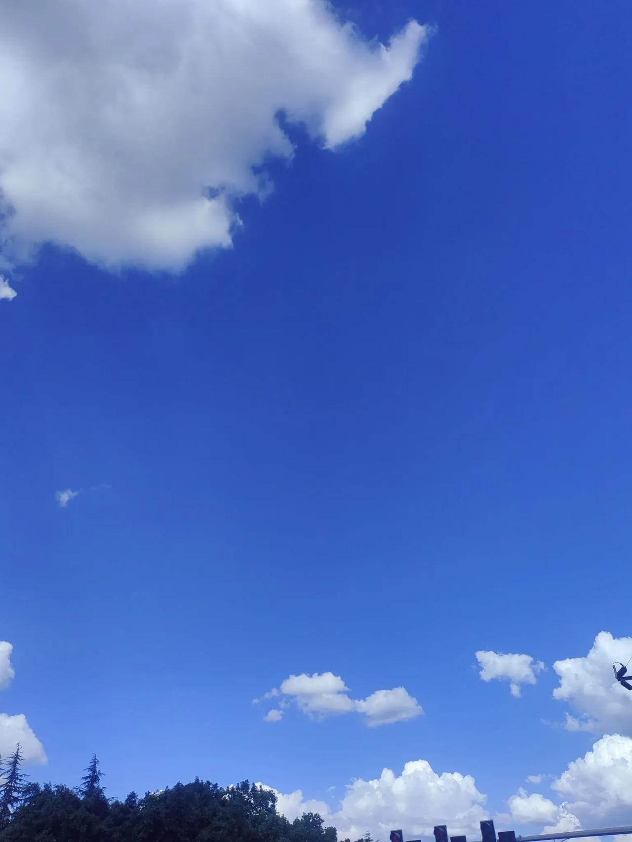 今天天气真不错，抬抬头，看看天空吧！心情能好一点！

女同事今天和老公跟他们的朋