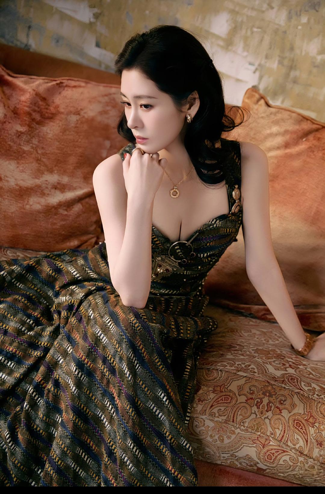 恋爱就恋爱呗，自己还偷摸生个孩子，而且还是在两个人分手以后！
大概率是想着母凭子