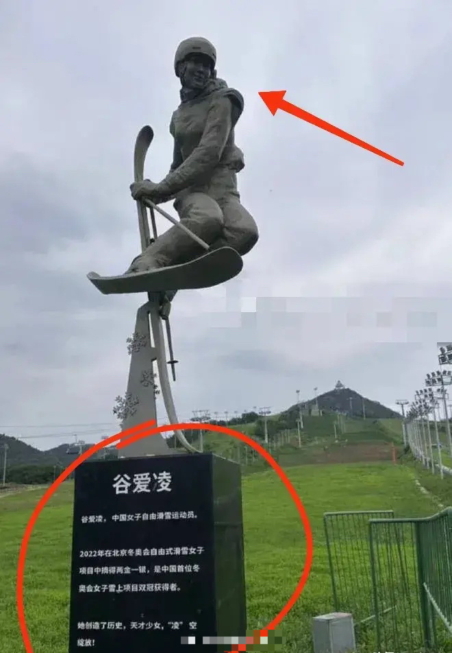 才19岁就拥有了个人雕像，你说气人不 ​​​