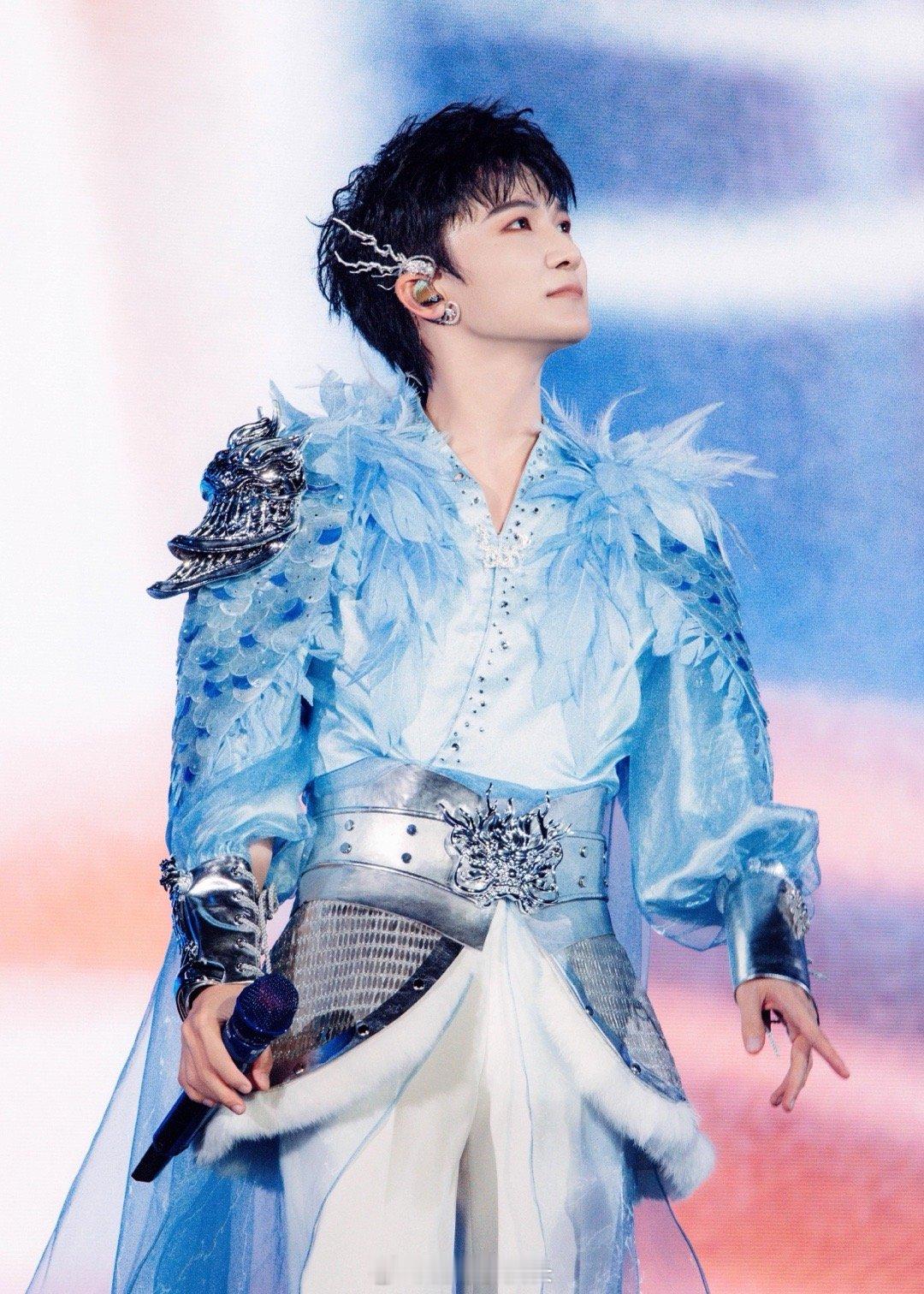 周深 2026马上长高 周深用行动证明：许愿要快，长高要更快！刚说完愿望就冲破画