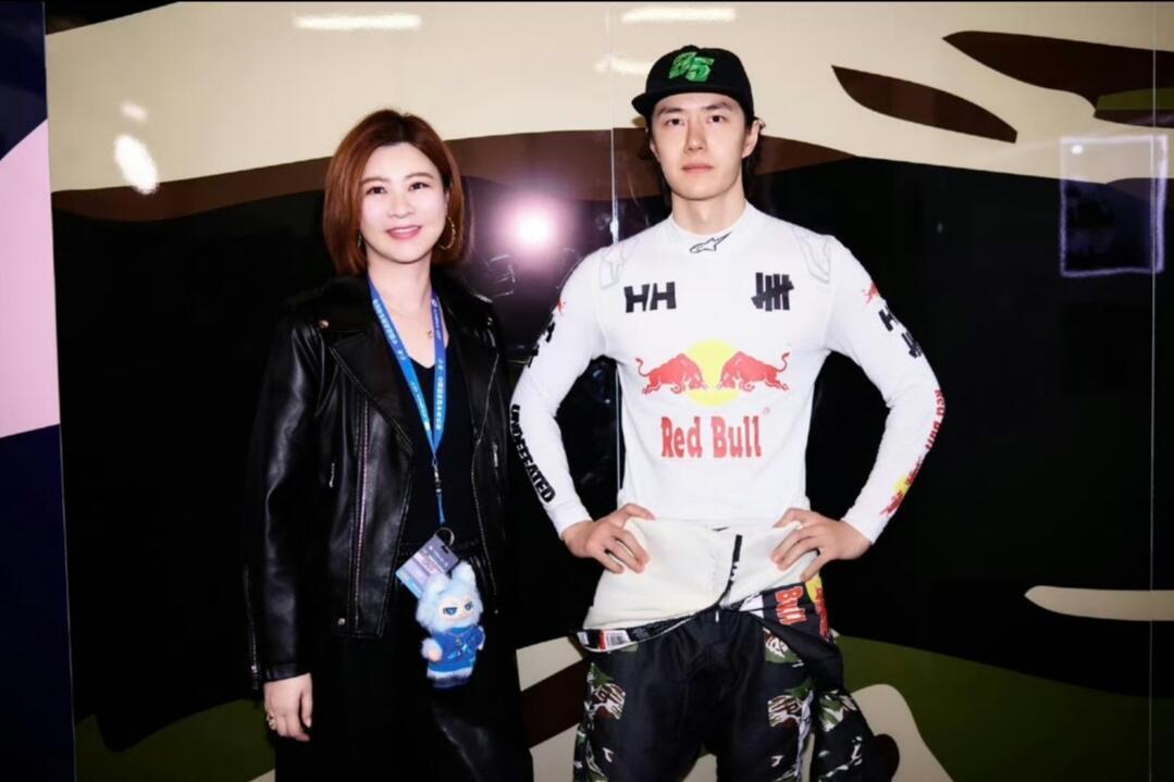 杜华王一博赛后合照杜华居然直接到上海赛道看王一博的China GT揭幕战了，这张