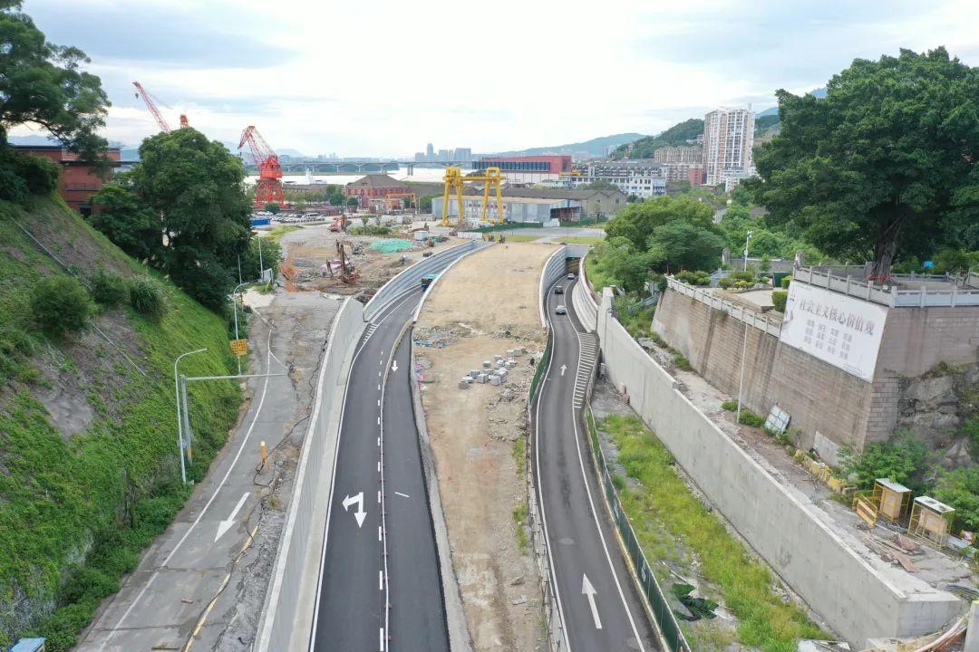 马尾区港口路下穿工程南匝道正式通车，标志着港口路下穿工程全线通车运行！同时也意味