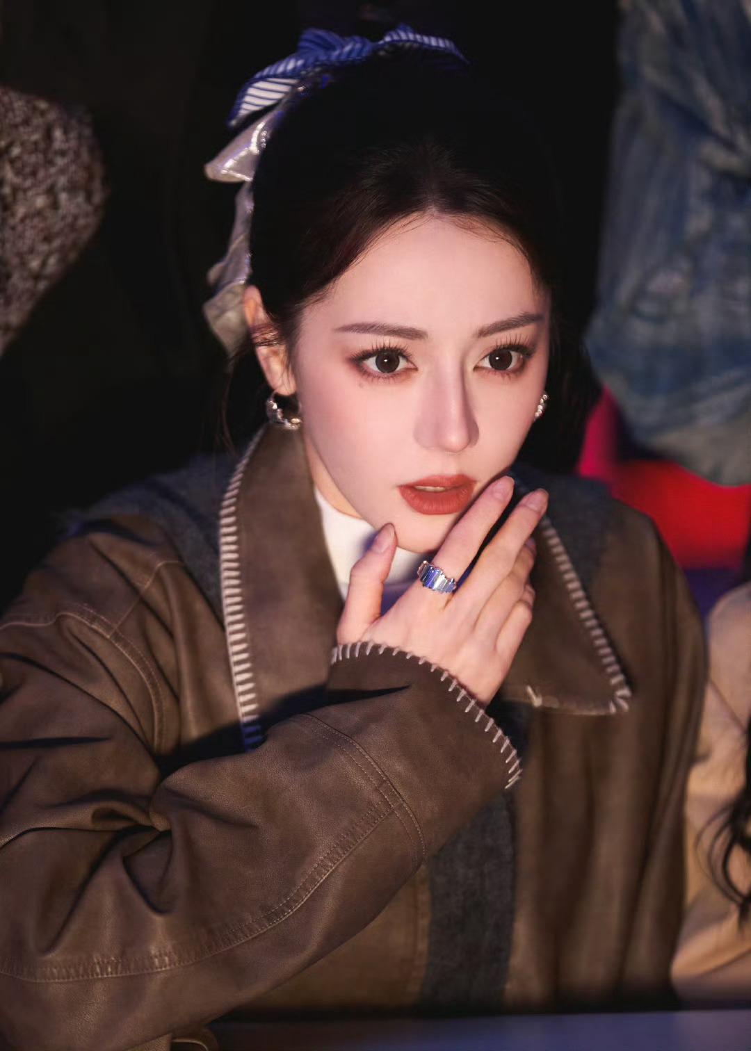 是什么让迪丽热巴瞳孔地震是什么让热巴瞳孔地震 ​是什么让迪丽热巴瞳孔地震，小表情