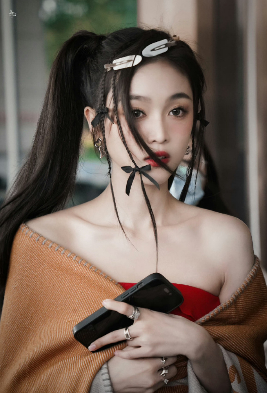  ​​​吴宣仪双马尾编发造型，美女好适合y2k造型！嘟嘟嘴巴好可爱哦！ ​​​