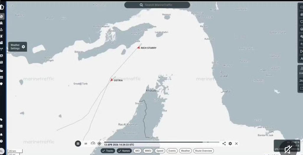 美国对霍尔木兹海峡的封锁生效后，至少两艘受制裁的伊朗油轮已掉头返回。

至少十五