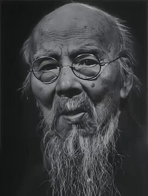 1926年冬，北京城飘着细雪，62岁的齐白石用卖画攒下的两千银元，在跨车胡同买下