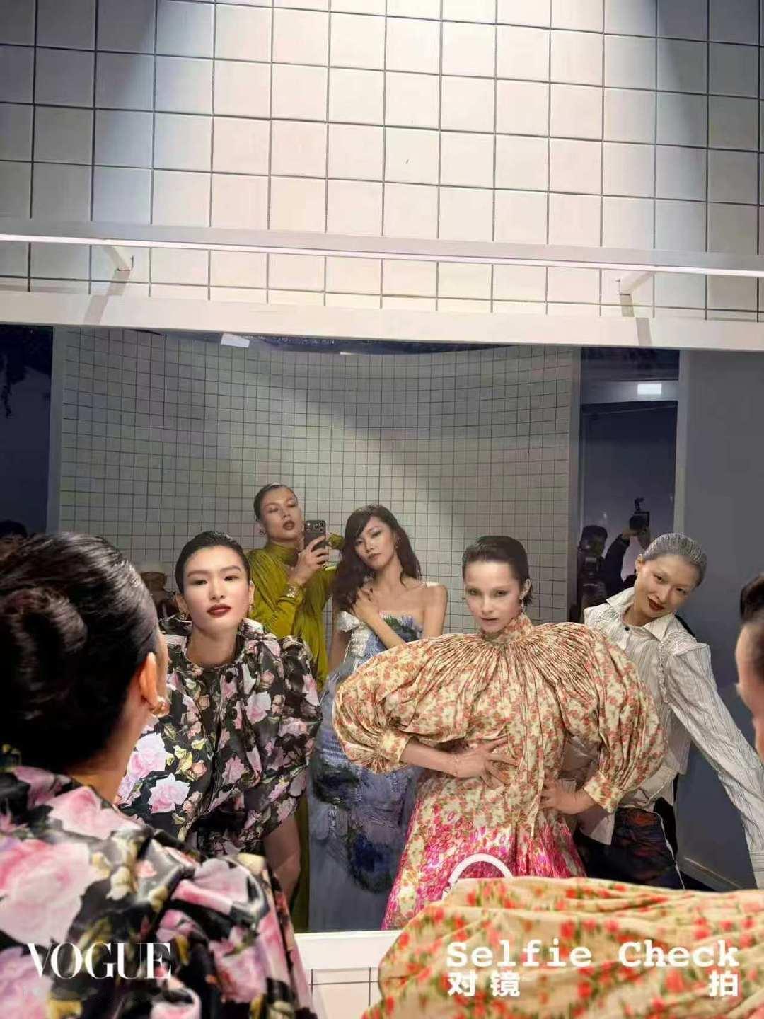 雎晓雯颓美瓷娃娃妆雎晓雯还是超模会做时尚大题喜欢这种不讨好大众审美的尝试，颓美瓷