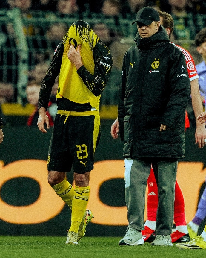 #埃姆雷詹十字韧带撕裂# 多特官方消息，埃姆雷·詹左膝十字韧带撕裂，将伤缺数月。