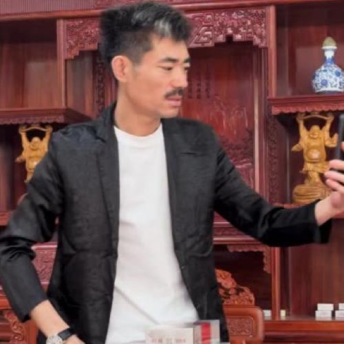 阿四早十几年就扎进互联网创业，最早做短视频那会，什么噱头能吸睛他就试什么，臭脚、