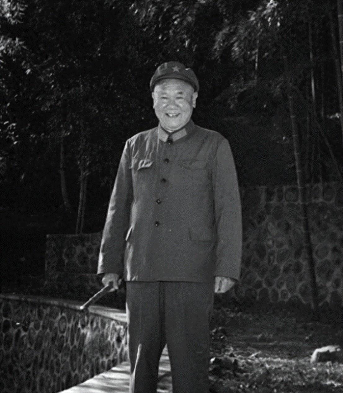 铁道兵撤并的消息传来，司令员被小道消息捷足先登，急忙找杨得志商讨对策，始料未及！