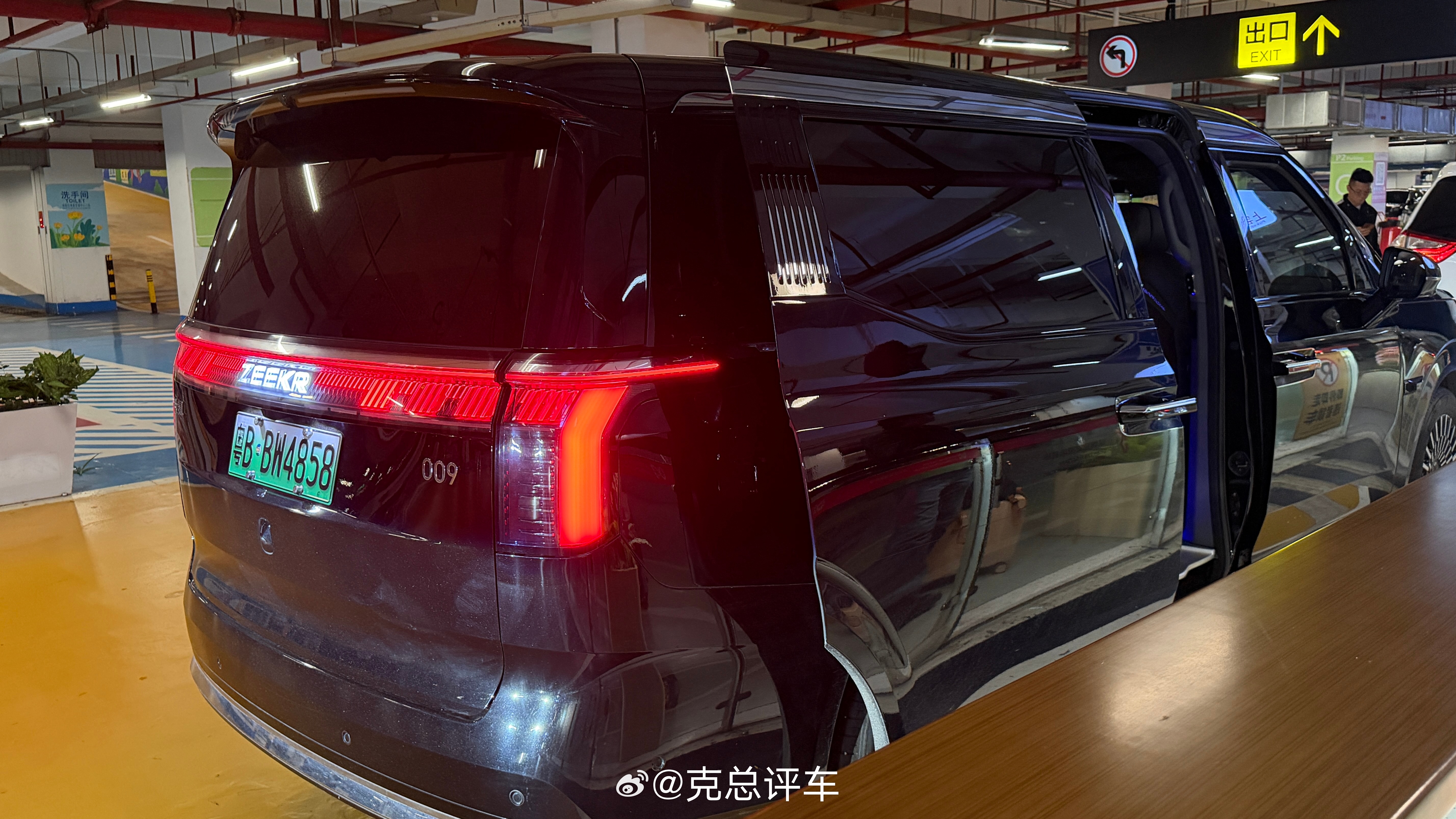 深圳的活力依然存在…酒店周围的工地还在施工。深圳