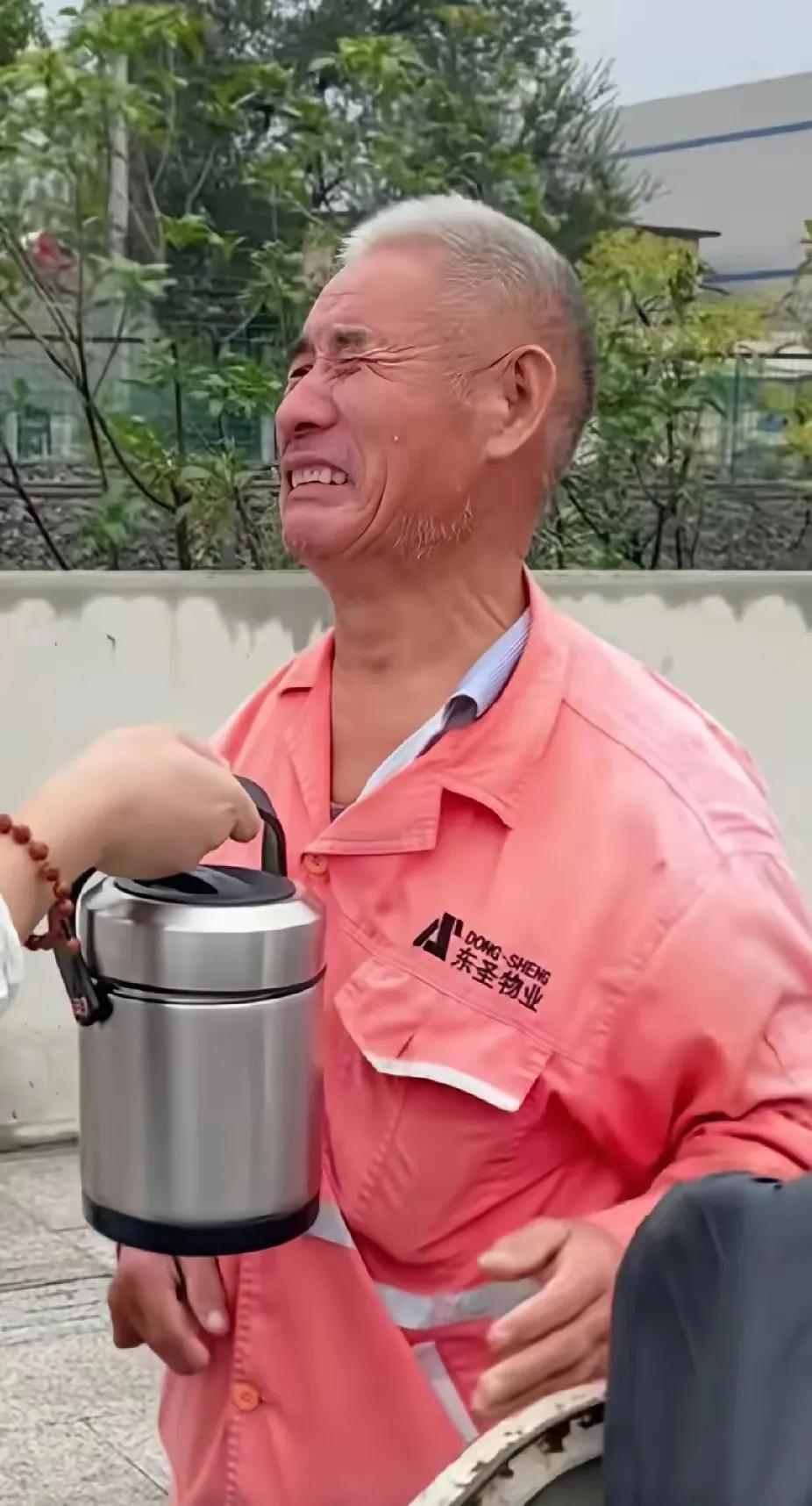 一位环卫大爷正靠在路边的花坛边歇脚，正好被路过的公司老板撞见，老板心里一下子就揪