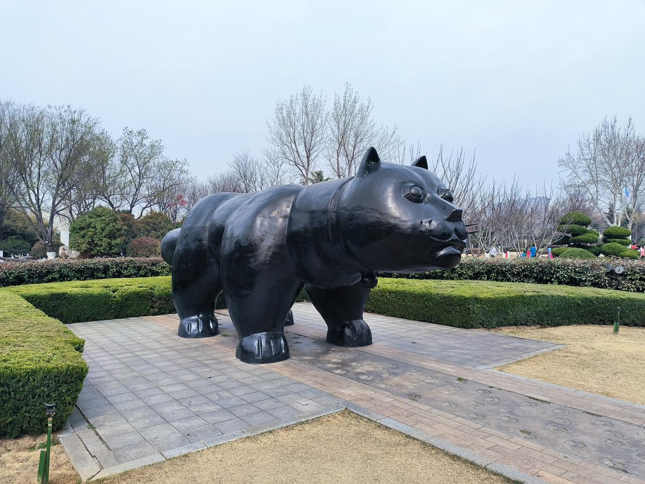 在各类工作会议中，讨论问题、研究决策时，一把手的表态往往具有决定性作用，也直接影