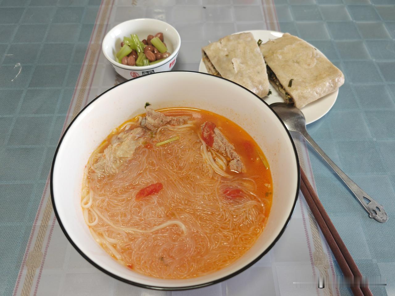 一个人的午餐～
今天气温回升到32℃，空气热乎乎的，没有出去骑车运动，在家写写弄