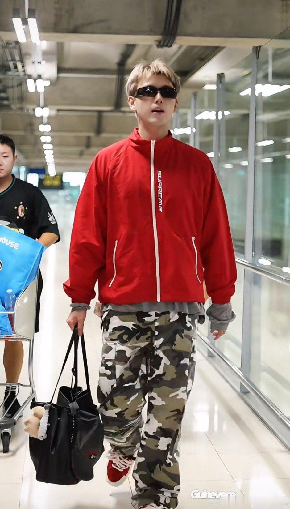 阿瑟咱减减肥，不是嘿你是真的有点肿了，健健身吧 ​​​