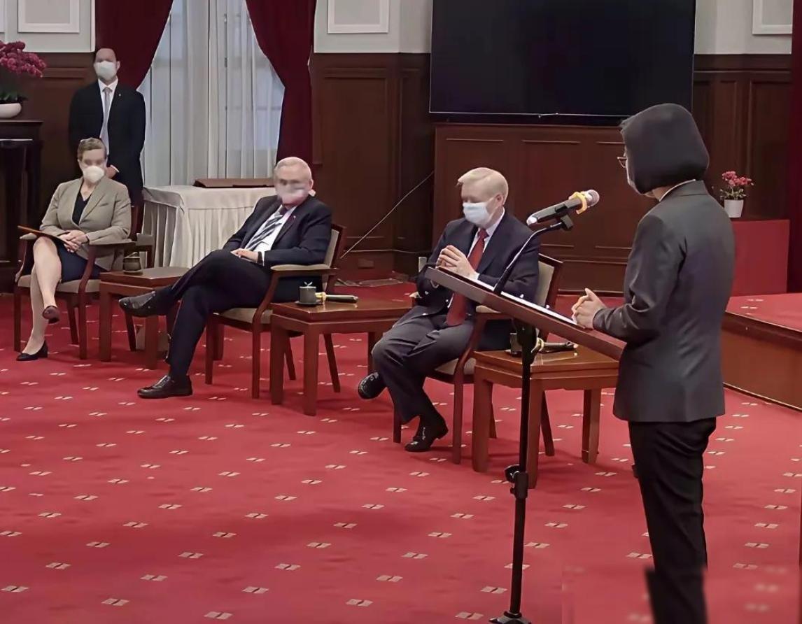 什么叫国家尊严？连台湾省的同胞也不怀疑了，一个坐姿就能体
现出那种尴尬的落差。美