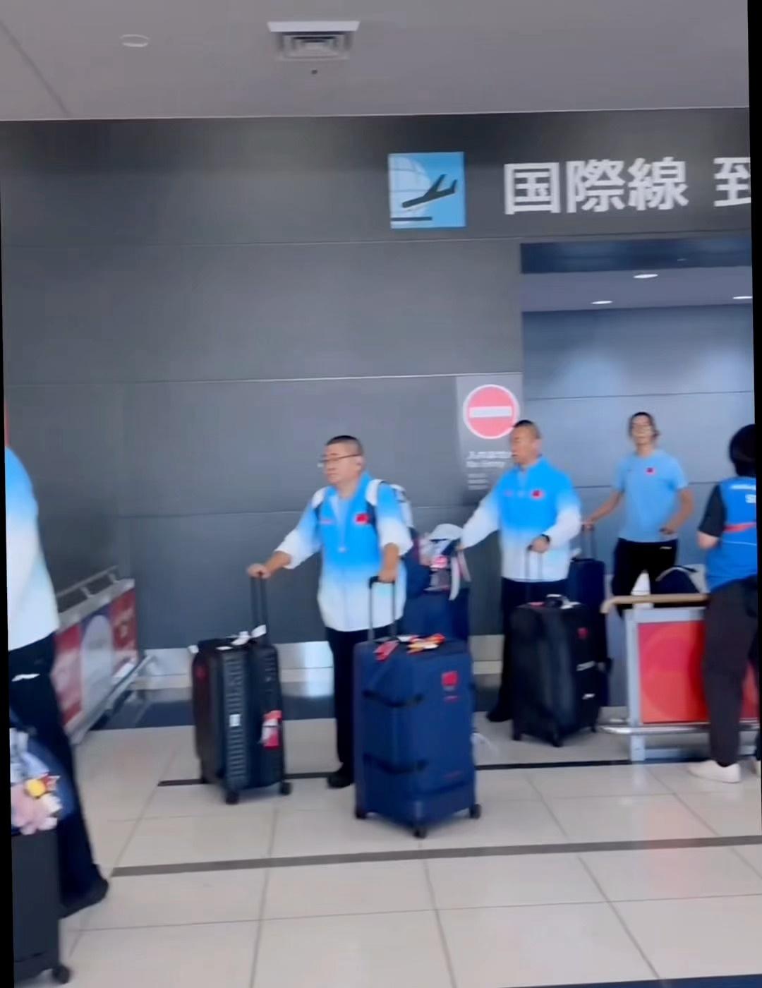 中国女排已经到达日本准备亚运会 该看球的球迷还是会看 该支持的还是会支持[手指比