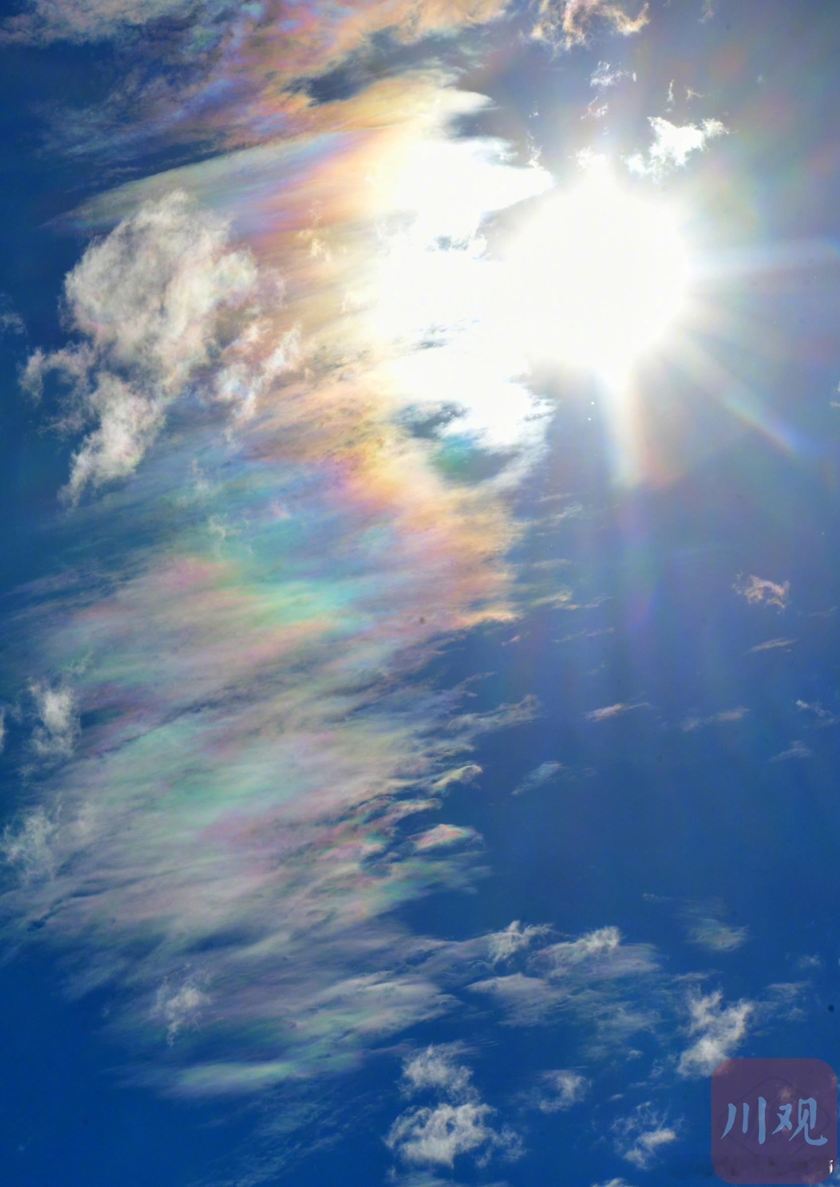 【成都上空再现七色云彩，你拍到了吗？】9月13日，成都天气“变脸”。清晨秋雨淅沥