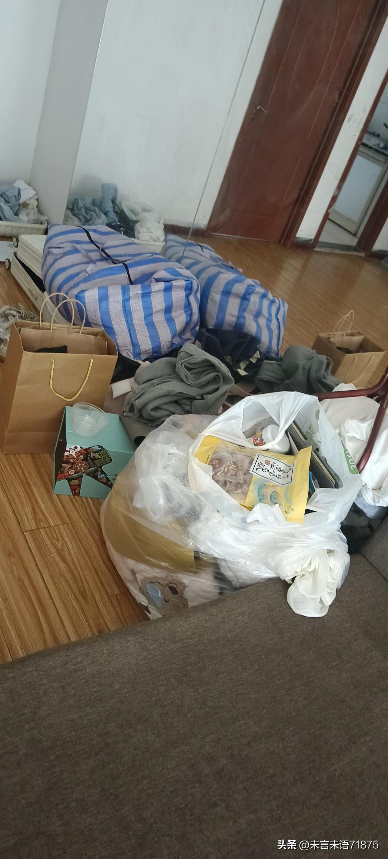 来到闺女在北京的出租屋了，进门第一件事儿就想走，不想在这儿待着。
我咋感觉一个在