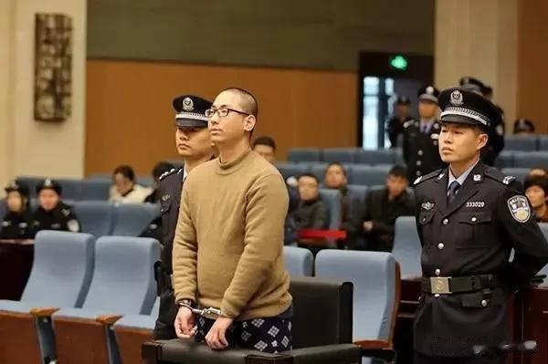 2018年9岁的儿子被人捅死后，他在儿子冰冷的遗体前许下诺言：不提赔偿，不接受道