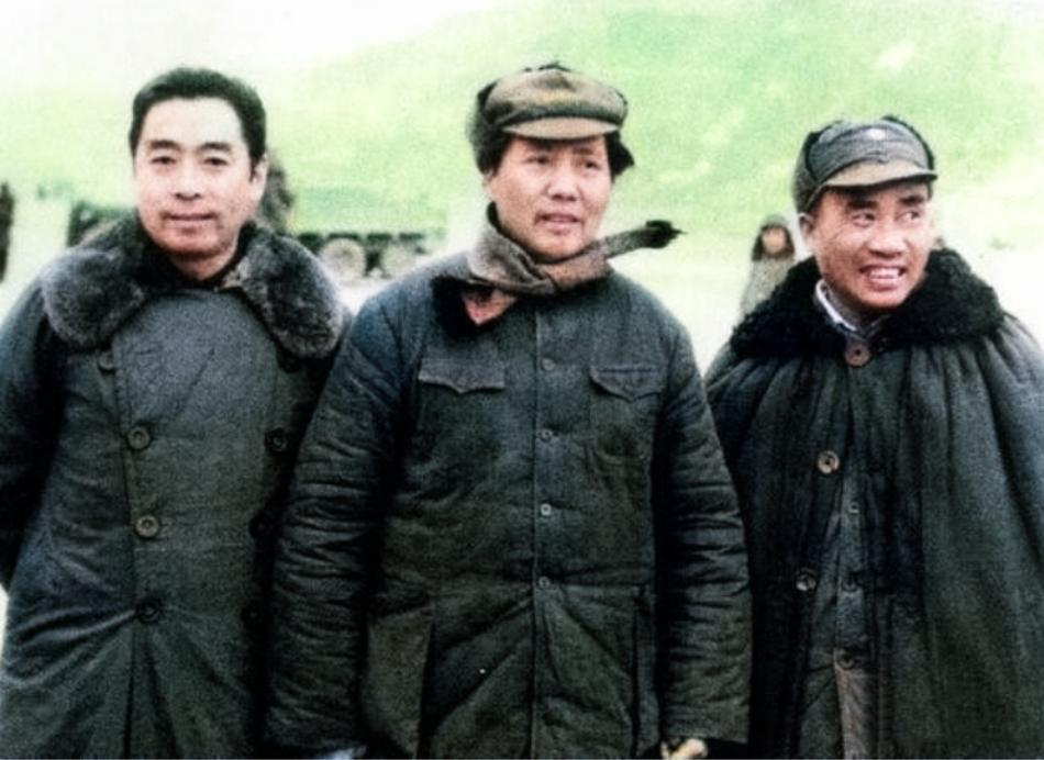 1946年，延安机场，历史的快门按下，定格下三位伟人同框的珍贵画面。毛主席居于中