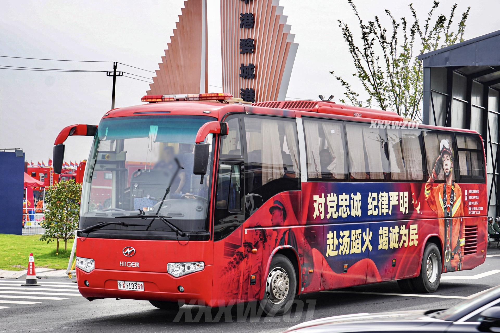 这么帅的彩绘大巴你见过吗！🚒。由杭州消防设计的“程本号大巴”，全身彩绘，让运输用的大巴车成为消防的宣传阵地，吸引大家对消防队伍的关注，感受红门中的尖刀力量