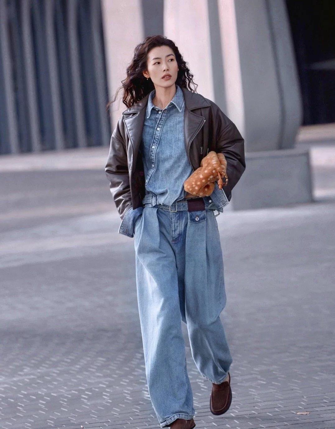刘雯皮衣牛仔叠穿太绝了
 
刘雯这组穿搭直接抄作业！🤎
深棕色机车皮衣混搭浅蓝