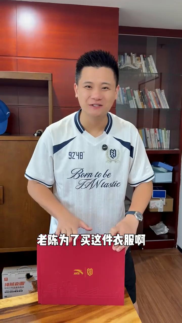 FZD杜塞联名球衣来啦。
家人们，樊振东个人品牌FZD跟杜塞联名款来了。因为首发
