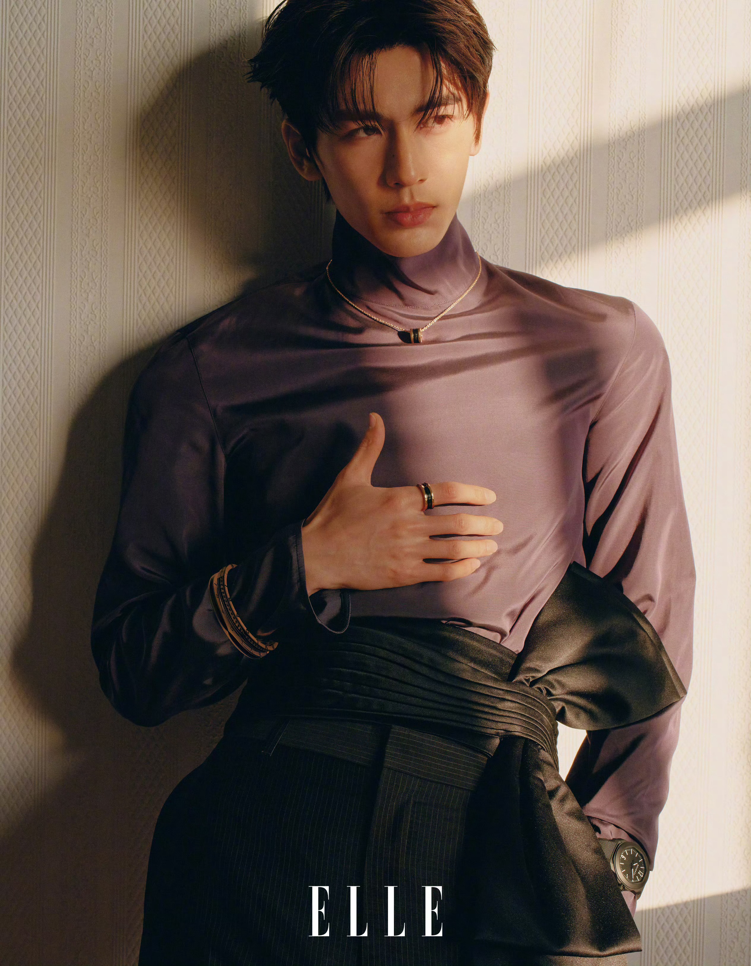 张凌赫 ELLE 四月刊封面人物，佩戴BVLGARI珠宝及腕表，穿着Lee牛仔套