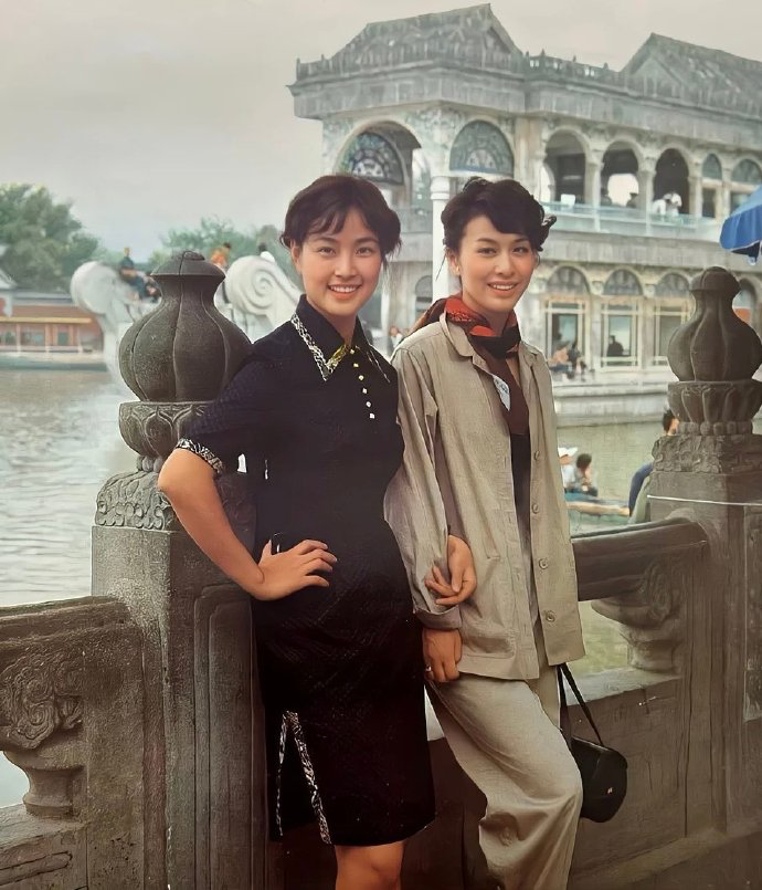 刘晓庆和日本女演员栗原小卷在北京颐和园，1980年。这张罕见的照片捕捉了20世纪