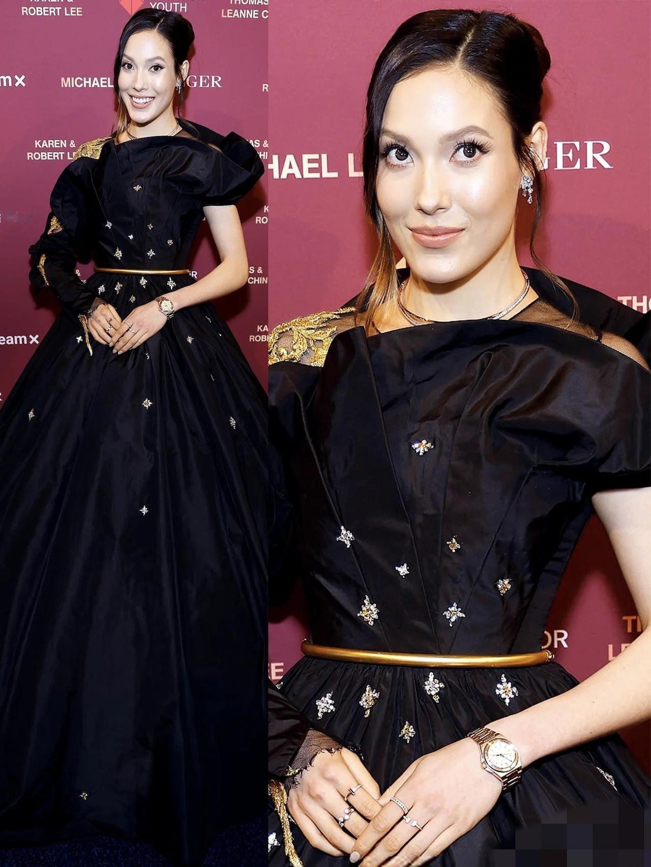 4月17日，空中飞人谷爱凌现身纽约参加慈善晚宴，衣服来不及换新，脸上的疲惫感十分