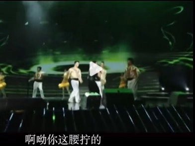 那英要了我的老命了 演唱会专属即兴喜剧片段来了，那英边唱边围观伴舞表演，一句呦这
