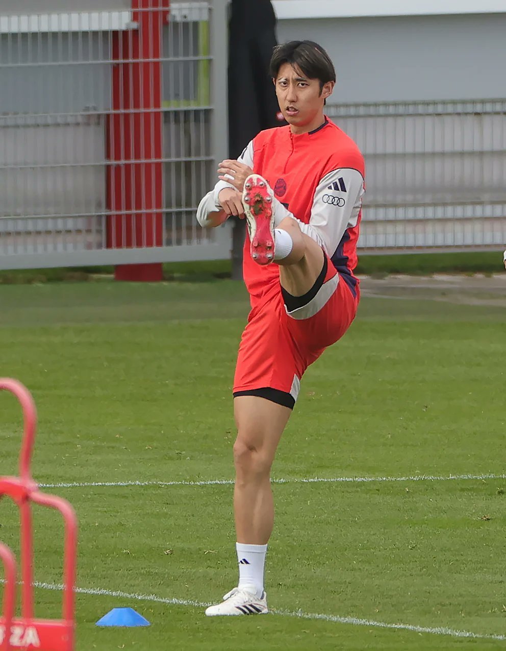 伊藤洋辉今天恢复了部分球队训练，这是他自上次腿筋受伤以来首次参加训练。周六对阵勒