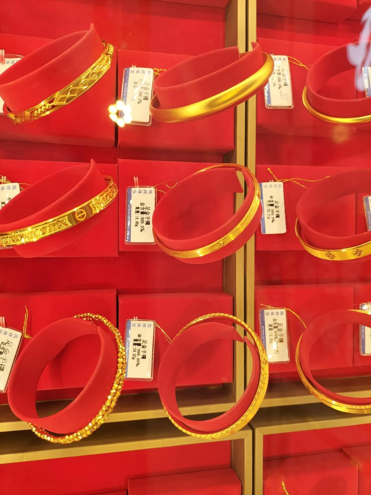 今天居然听到有人说黄金没有价值，不能吃不能穿，买来放在家里没意思。


今天听到