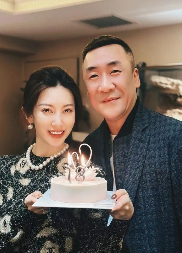 章子怡侄女18岁生日曝光，月亮与醒醒竟似双胞胎！家族基因强大

章子怡家族的基因