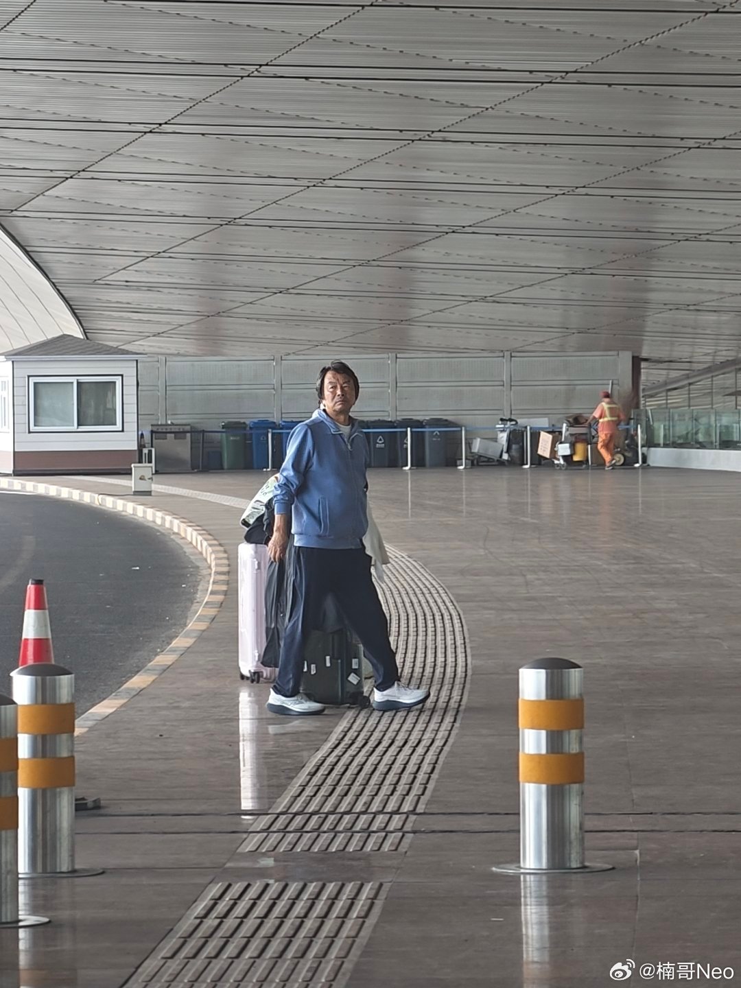 机场偶遇刘震云老师。刘震云  一看就经常出差，在出发层等车。  ​​​
