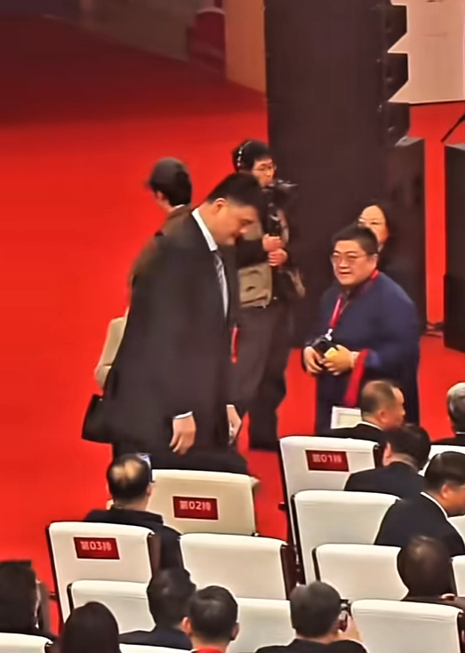 姚明专属座位Plus姚明参加上海交大130周年校庆 这波校庆细节真的暖到了！2.