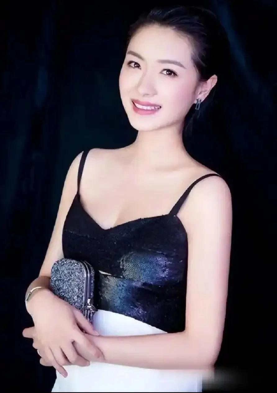 41岁万茜，这就是娱乐圈的“姬圈天菜”！
 
家人们，41岁的万茜又美出新高度啦