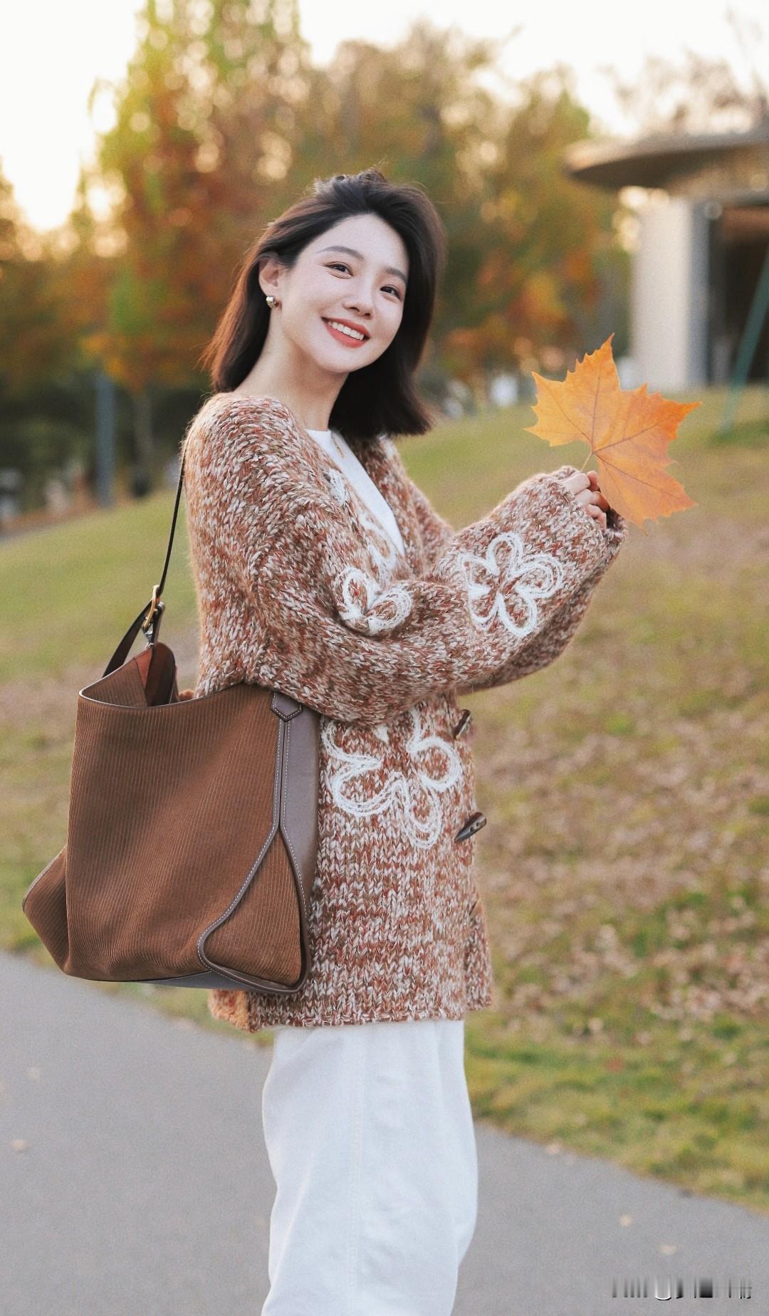 秋日暖阳下，微笑美女与落叶相伴，温暖如初。