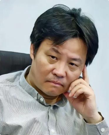 余华说过一句很残忍的话：
“人老了，
最怕的不是死，
是死之前那段漫长的等待。”