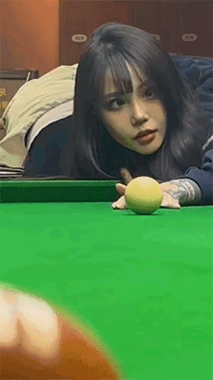 图一：妹子一看就知道是一个技术玩家，这一点从她的眼神就可以看出来。
图二：女孩子