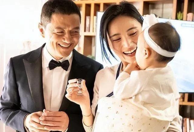 54岁的李亚鹏宣布再次离婚！

李亚鹏快50岁的时候又娶了海哈金喜，对方很漂亮又