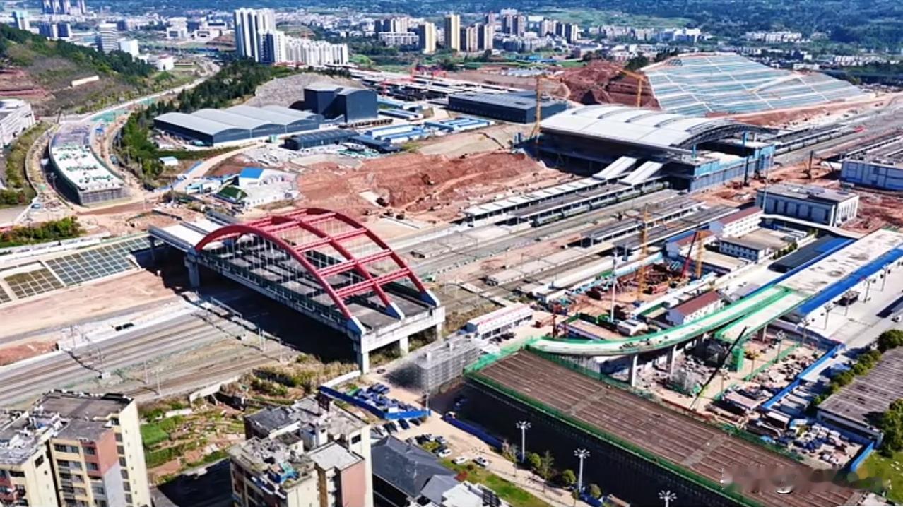 南充火车北站改扩建工程备受关注。目前，主体结构建设已完成了大半，站房的框架清晰可