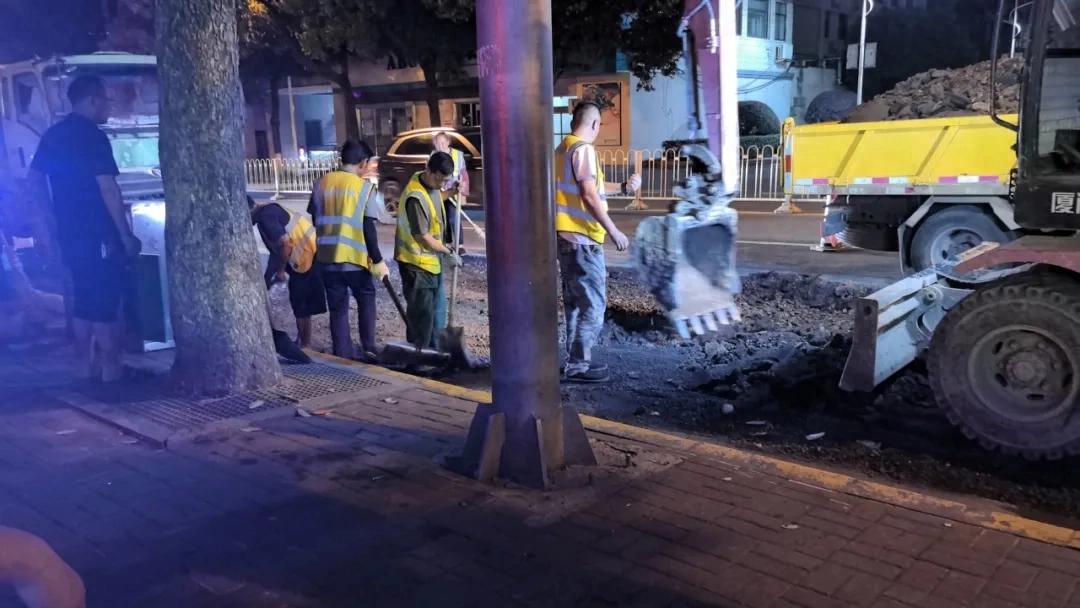 益阳市政通宵维修主干道 30余处路面病害一夜清零