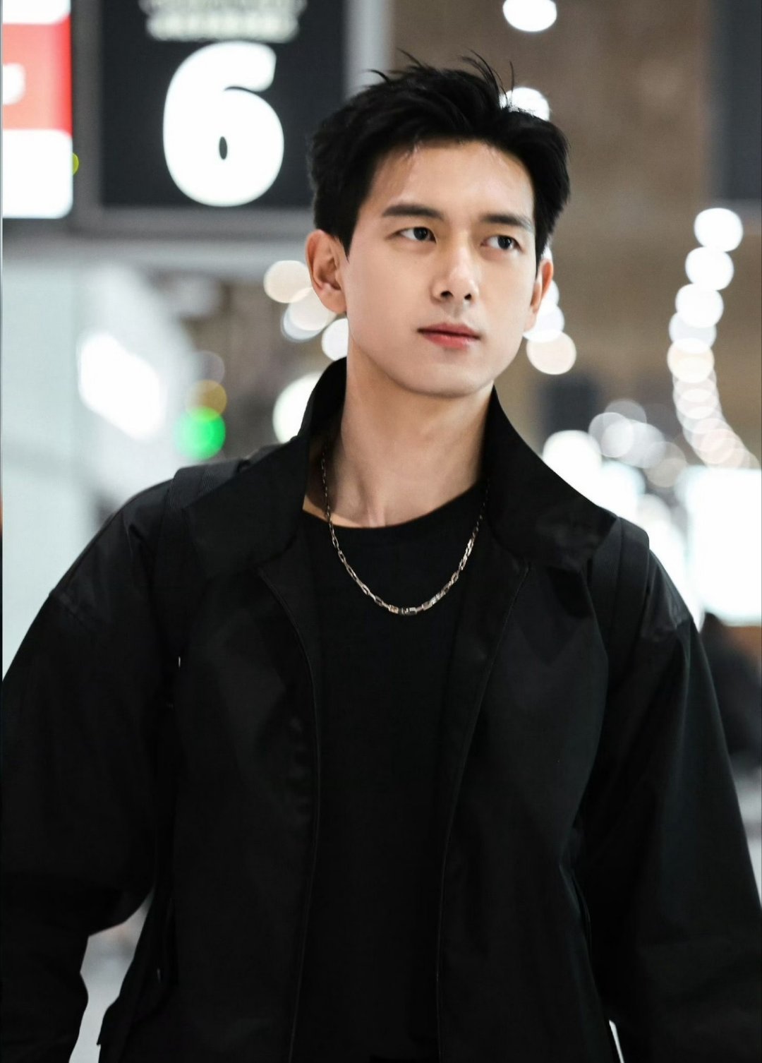 李现重回内娱上班状态夯爆了见过很多人红了就飘，或者糊了就慌。他不一样，红时不骄，